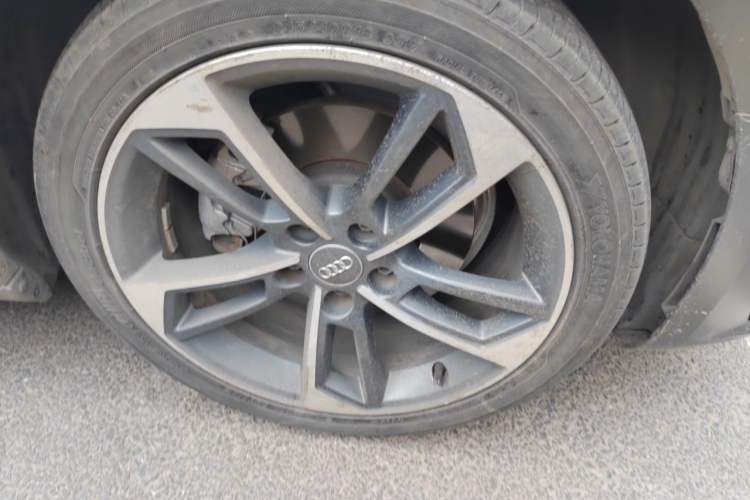 Used Audi A4L 2020 40 TFSI Fashionable and Elegant Model Right Front Wheel Hub