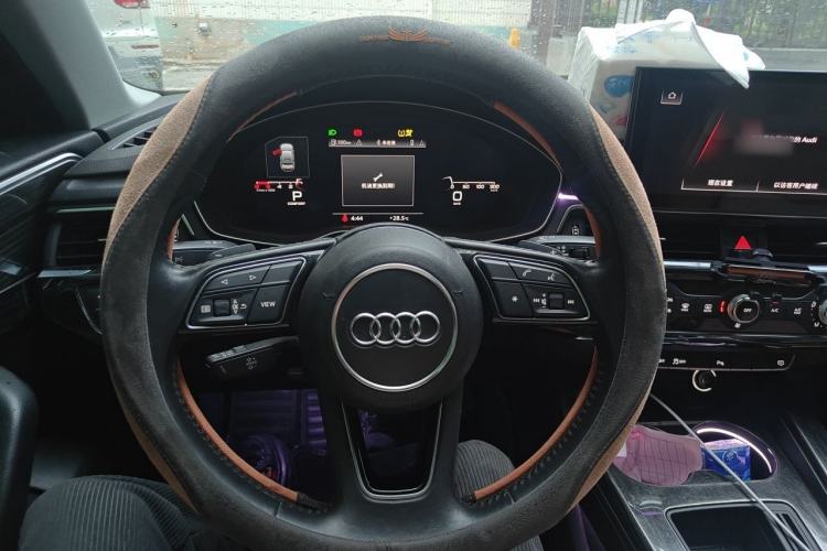 Used Audi A4L 2020 40 TFSI Fashionable and Elegant Model Steering Wheel