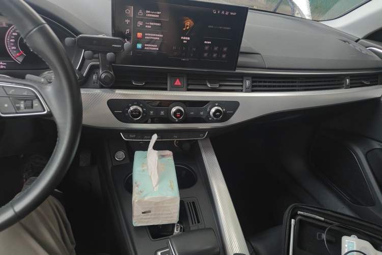 Used Audi A4L 2020 40 TFSI Fashionable and Elegant Model Audio And AC Panel
