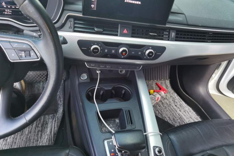 Used Audi A4L 2020 40 TFSI Fashionable and Elegant Model Audio And AC Panel