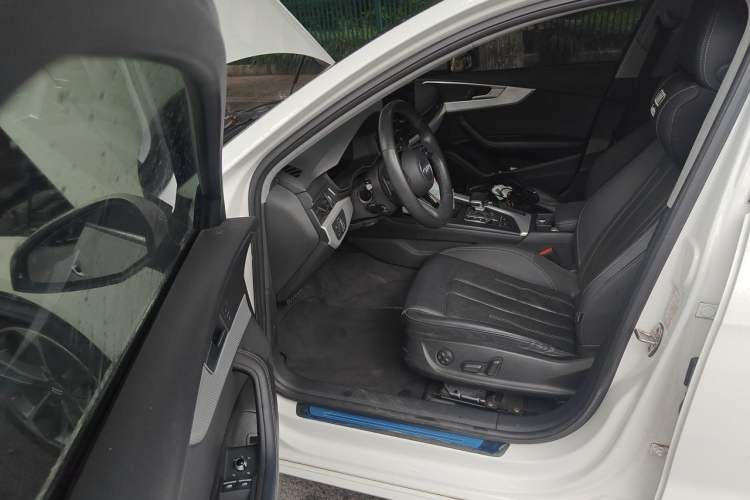 Used Audi A4L 2020 40 TFSI Fashionable and Elegant Model Driver Seat