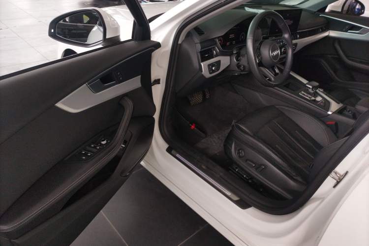 Used Audi A4L 2020 40 TFSI Fashionable and Elegant Model Driver Seat