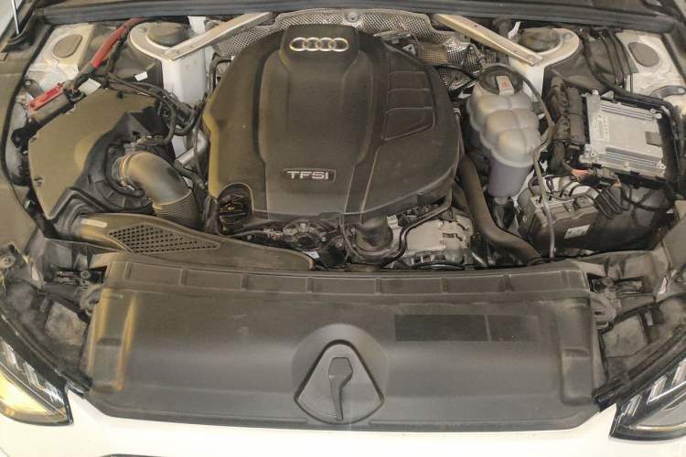 Used Audi A4L 2020 40 TFSI Fashionable and Elegant Model Engine Bay
