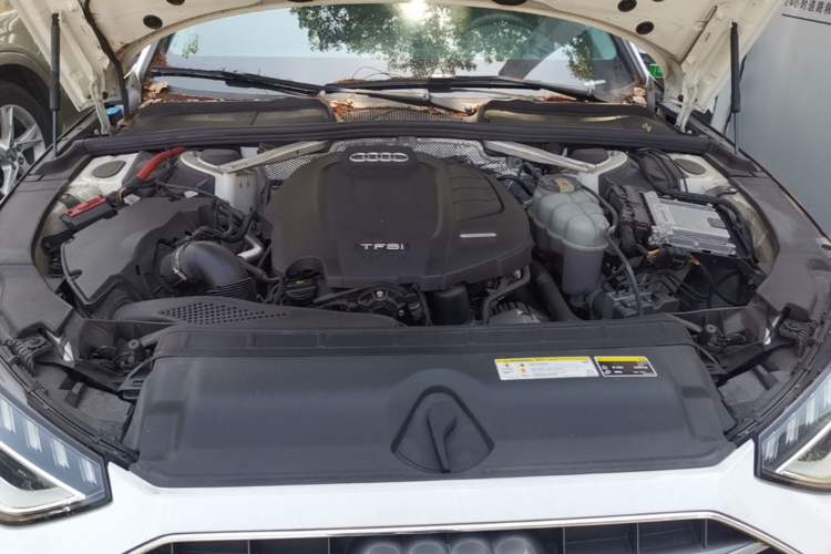 Used Audi A4L 2020 40 TFSI Fashionable and Elegant Model Engine Bay
