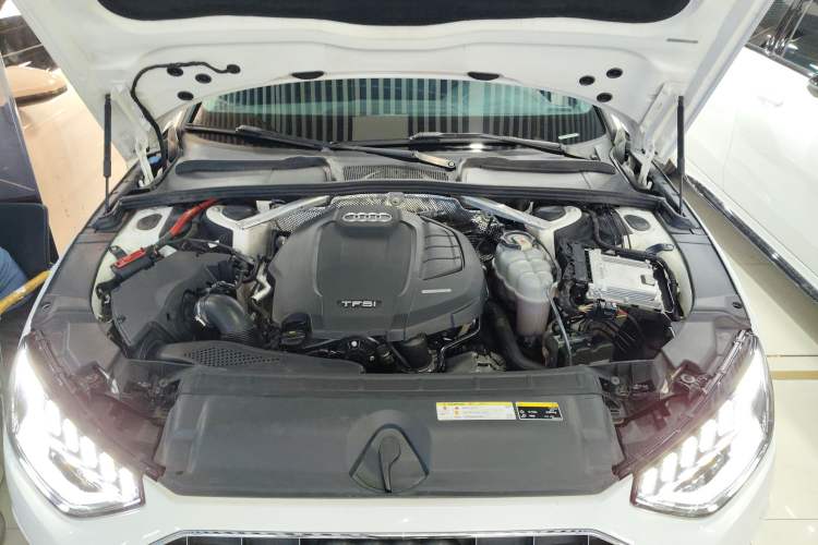Used Audi A4L 2020 40 TFSI Fashionable and Elegant Model Engine Bay