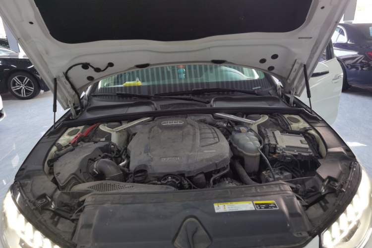 Used Audi A4L 2020 40 TFSI Fashionable and Elegant Model Engine Bay