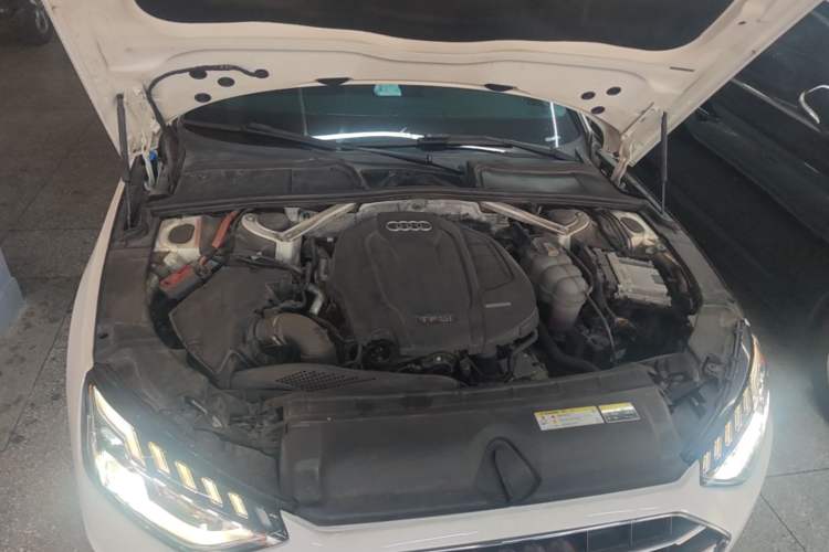 Used Audi A4L 2020 40 TFSI Fashionable and Elegant Model Engine Bay