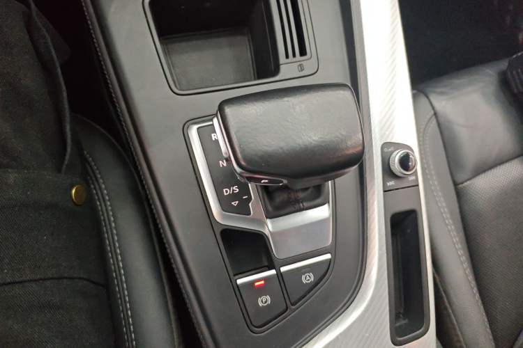 Used Audi A4L 2020 40 TFSI Fashionable and Elegant Model Gear Lever
