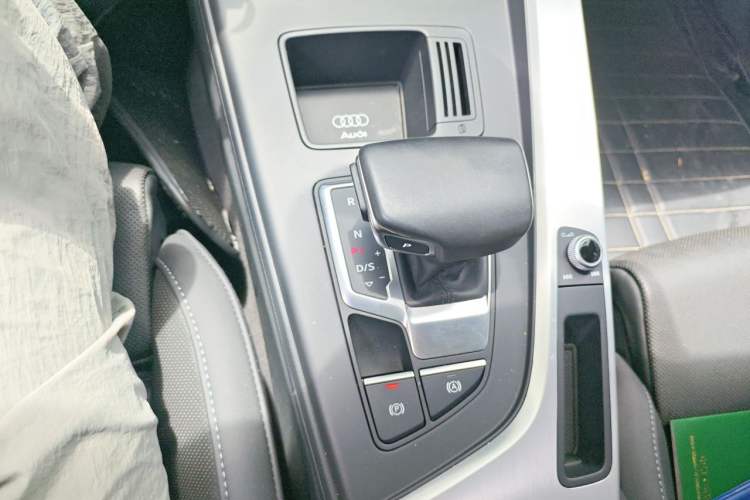 Used Audi A4L 2020 40 TFSI quattro Luxury Dynamic Model Gear Lever