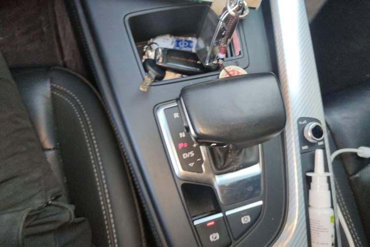 Used Audi A4L 2020 40 TFSI Fashionable and Elegant Model Gear Lever