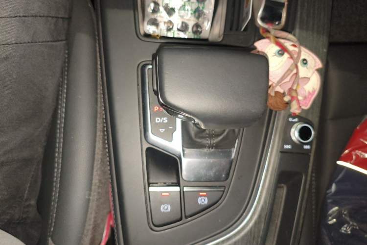 Used Audi A4L 2020 40 TFSI Fashionable and Elegant Model Gear Lever