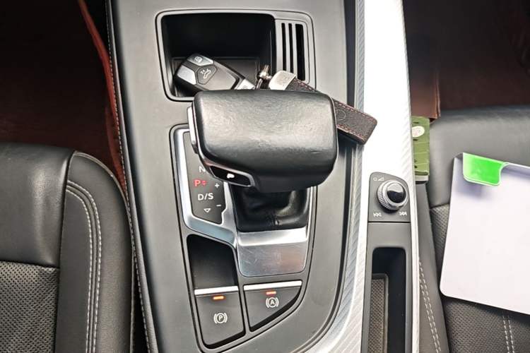 Used Audi A4L 2020 40 TFSI Fashionable and Elegant Model Gear Lever
