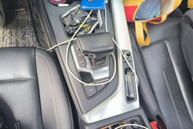 Used Audi A4L 2020 40 TFSI Fashionable and Elegant Model Gear Lever