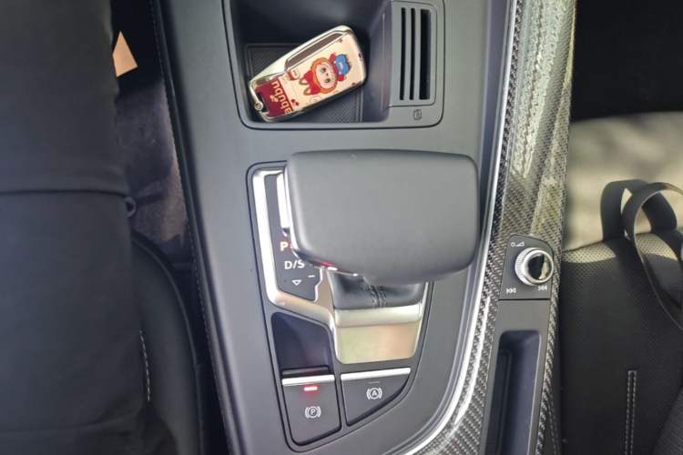 Used Audi A4L 2020 40 TFSI Fashionable and Elegant Model Gear Lever