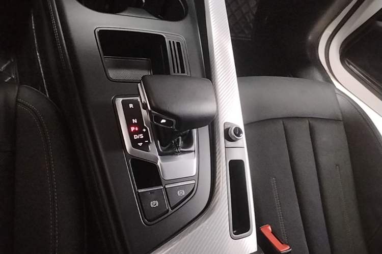 Used Audi A4L 2020 40 TFSI Fashionable and Elegant Model Gear Lever