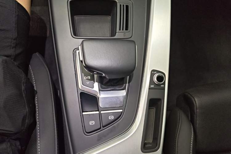 Used Audi A4L 2020 40 TFSI quattro Luxury Dynamic Model Gear Lever