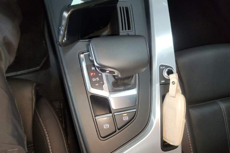 Used Audi A4L 2020 40 TFSI quattro Luxury Dynamic Model Gear Lever