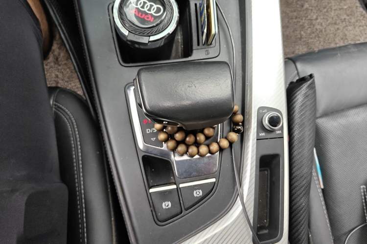 Used Audi A4L 2020 40 TFSI Fashionable and Elegant Model Gear Lever
