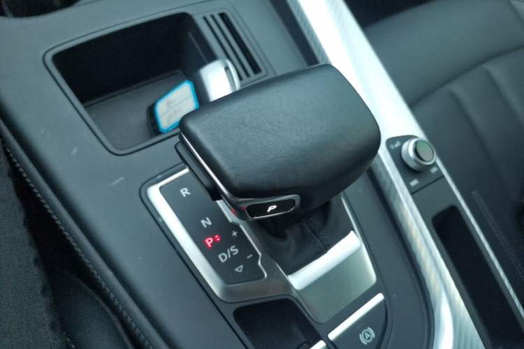 Used Audi A4L 2020 40 TFSI Fashionable and Elegant Model Gear Lever