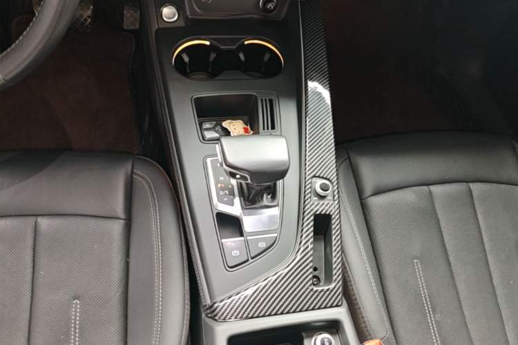 Used Audi A4L 2020 40 TFSI Fashionable and Elegant Model Gear Lever