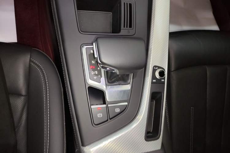 Used Audi A4L 2020 40 TFSI Fashionable and Elegant Model Gear Lever