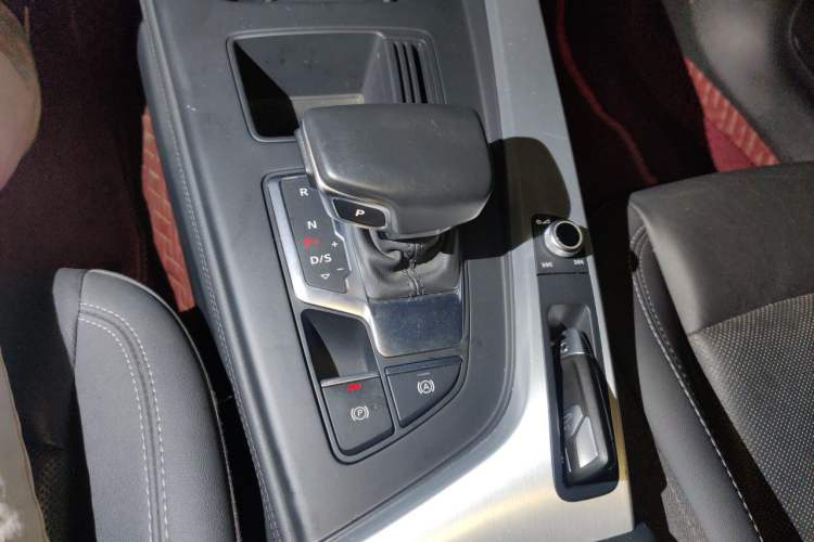 Used Audi A4L 2020 40 TFSI Fashionable and Elegant Model Gear Lever