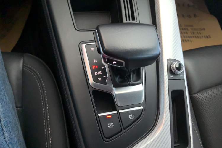 Used Audi A4L 2020 40 TFSI Fashionable and Elegant Model Gear Lever