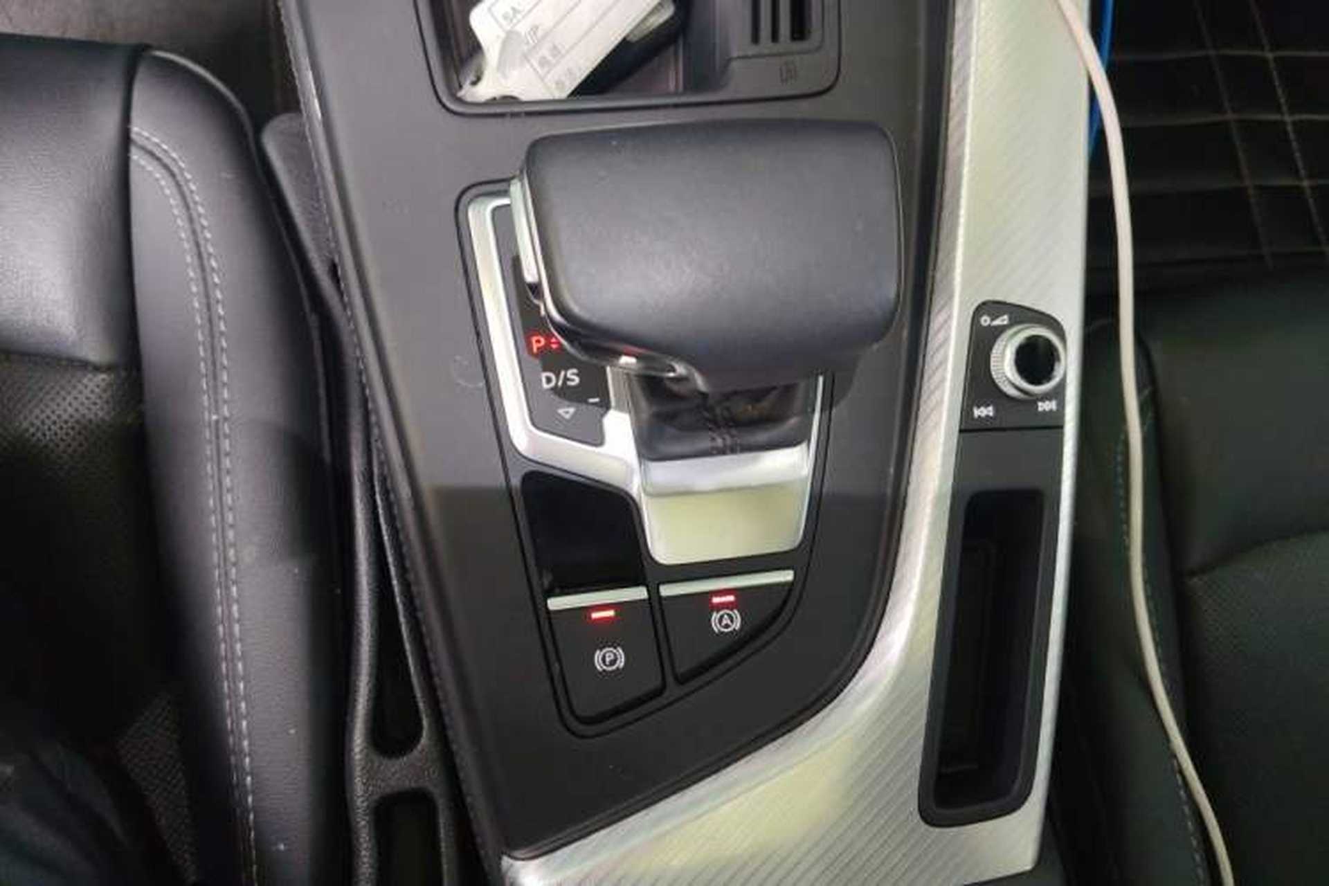 Used Audi A4L 2020 40 TFSI Fashionable and Elegant Model Gear Lever