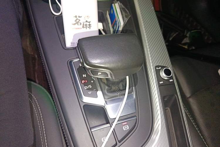 Used Audi A4L 2020 40 TFSI Fashionable and Elegant Model Gear Lever