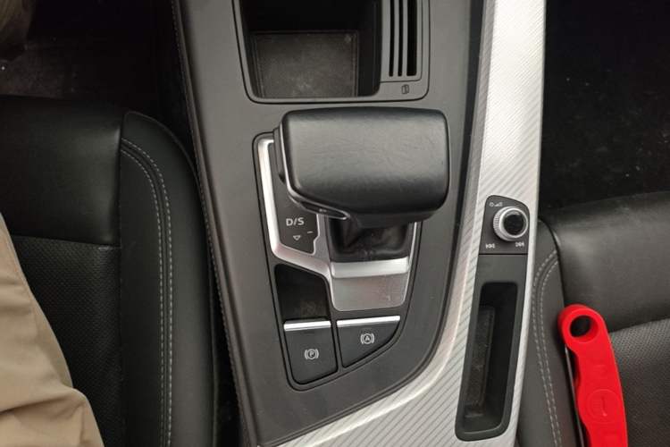 Used Audi A4L 2020 40 TFSI Fashionable and Elegant Model Gear Lever