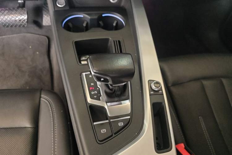 Used Audi A4L 2020 40 TFSI Fashionable and Elegant Model Gear Lever