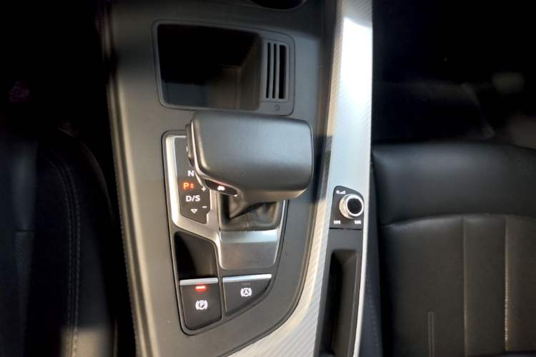 Used Audi A4L 2020 40 TFSI Fashionable and Elegant Model Gear Lever