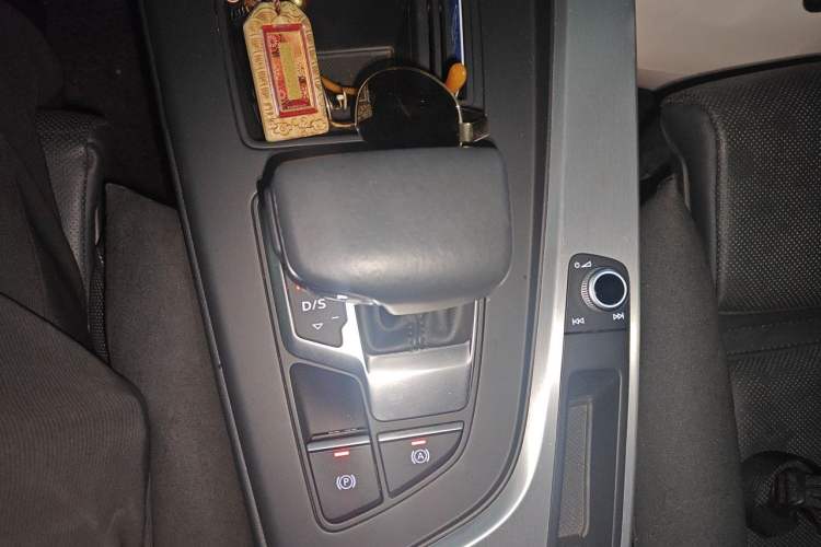 Used Audi A4L 2020 40 TFSI quattro Luxury Dynamic Model Gear Lever