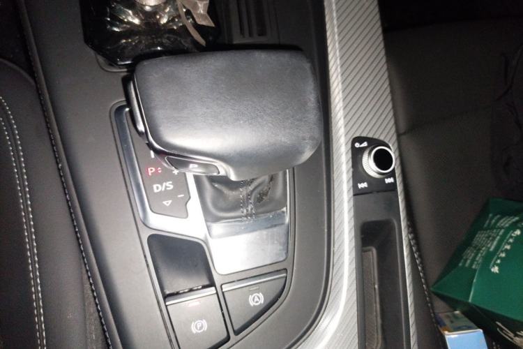 Used Audi A4L 2020 40 TFSI Fashionable and Elegant Model Gear Lever