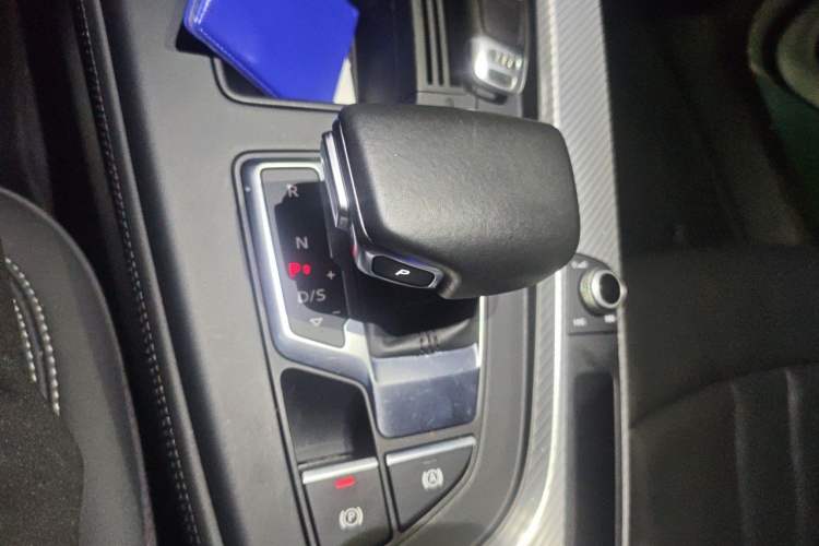 Used Audi A4L 2020 40 TFSI Fashionable and Elegant Model Gear Lever