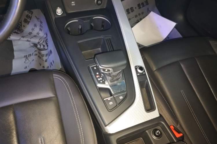 Used Audi A4L 2020 40 TFSI Fashionable and Elegant Model Gear Lever