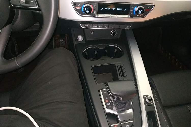 Used Audi A4L 2020 40 TFSI quattro Luxury Dynamic Model Gear Lever