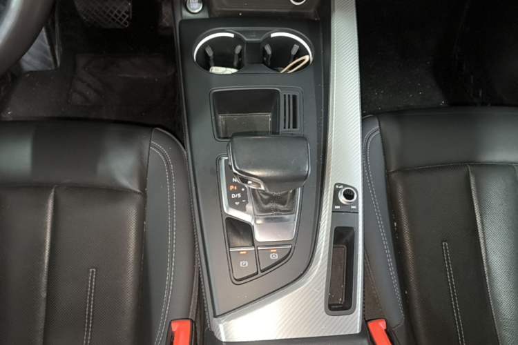 Used Audi A4L 2020 40 TFSI Fashionable and Elegant Model Gear Lever