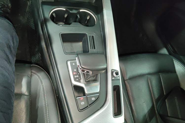 Used Audi A4L 2020 40 TFSI Fashionable and Elegant Model Gear Lever