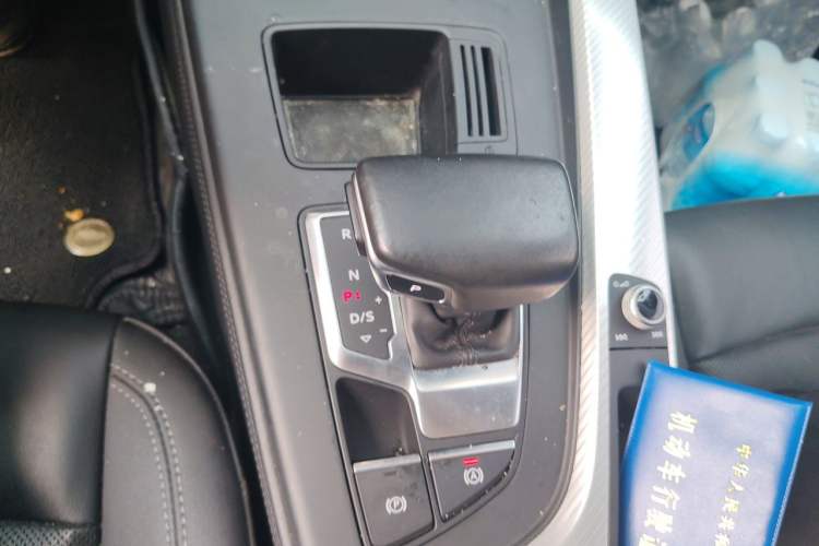 Used Audi A4L 2020 40 TFSI Fashionable and Elegant Model Gear Lever