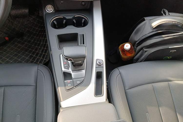 Used Audi A4L 2020 40 TFSI Fashionable and Elegant Model Gear Lever
