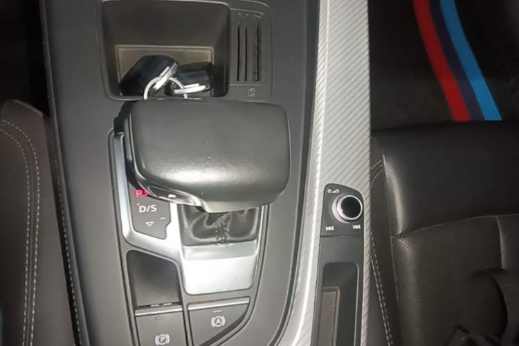Used Audi A4L 2020 40 TFSI Fashionable and Elegant Model Gear Lever