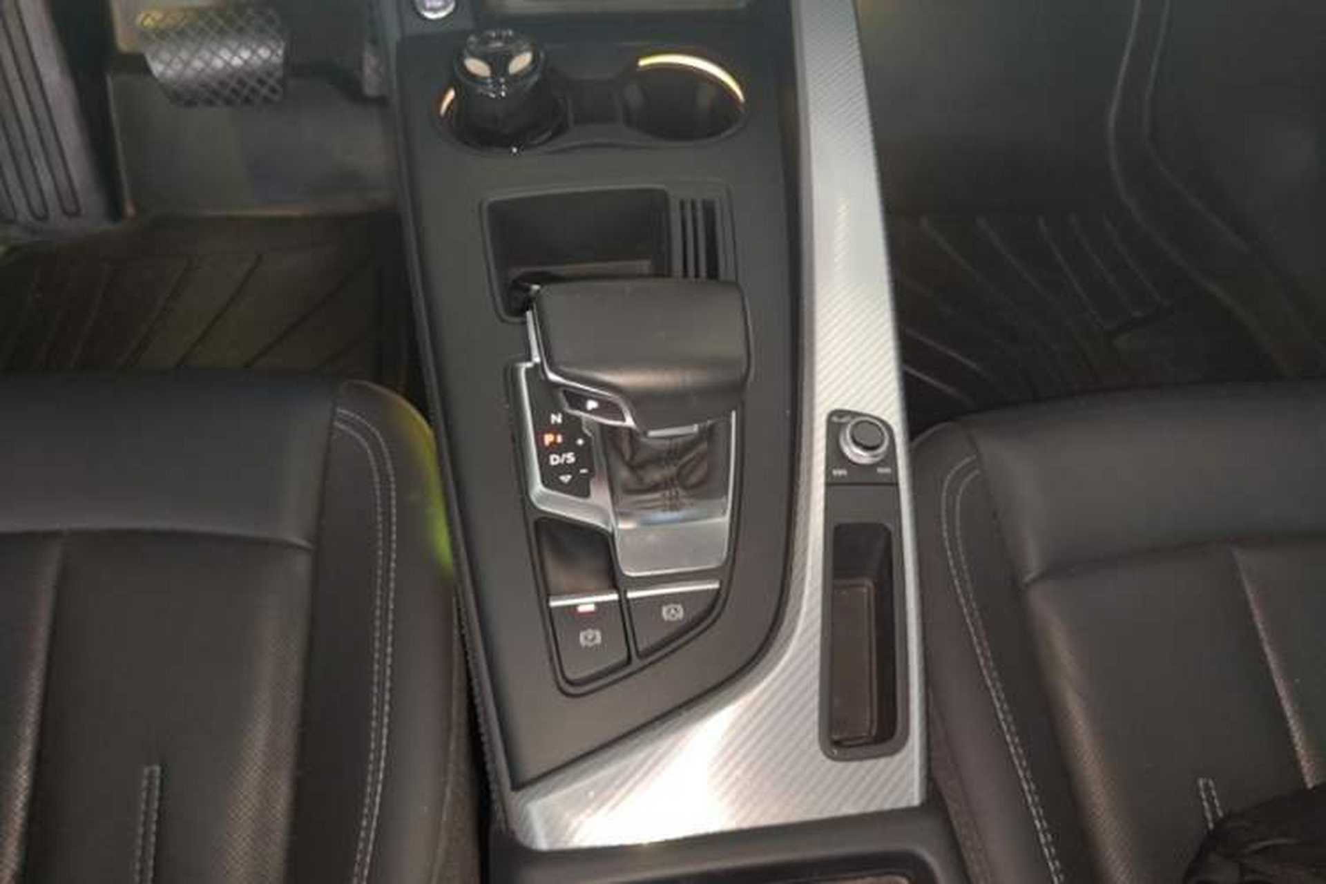 Used Audi A4L 2020 40 TFSI Fashionable and Elegant Model Gear Lever