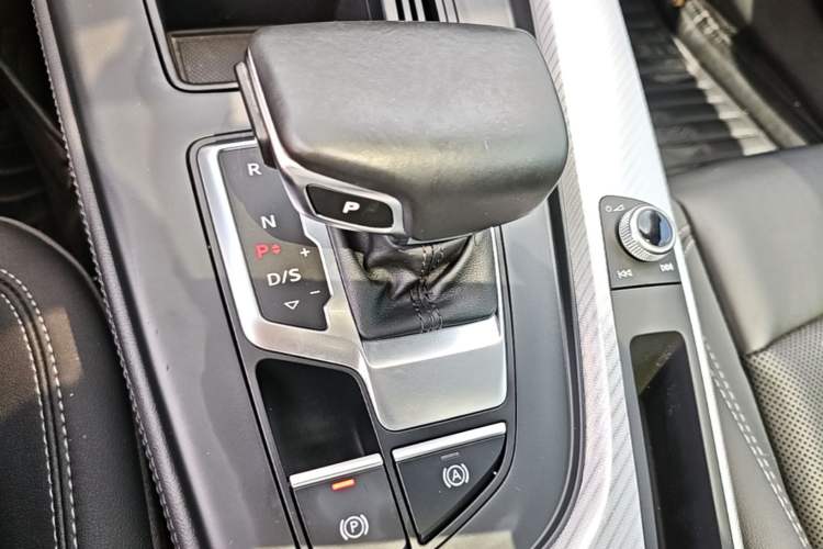 Used Audi A4L 2020 40 TFSI Fashionable and Elegant Model Gear Lever