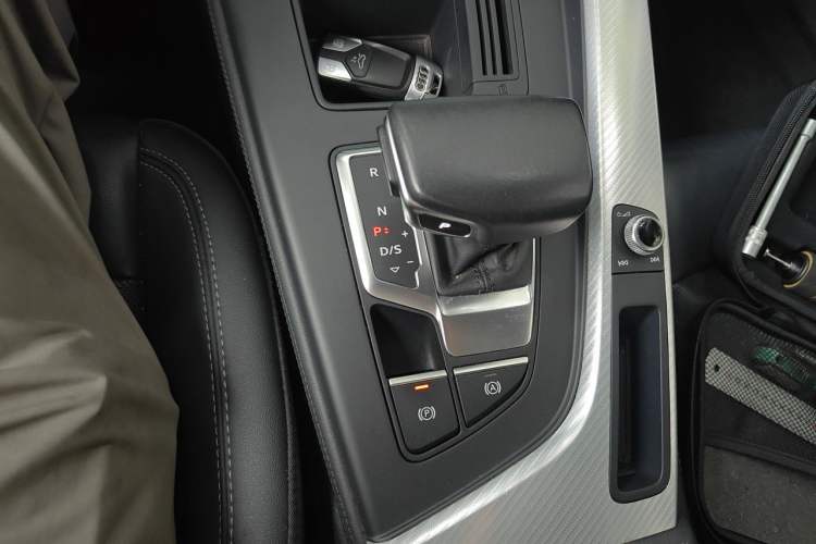Used Audi A4L 2020 40 TFSI Fashionable and Elegant Model Gear Lever