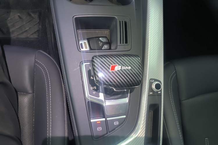 Used Audi A4L 2020 40 TFSI Fashionable and Elegant Model Gear Lever