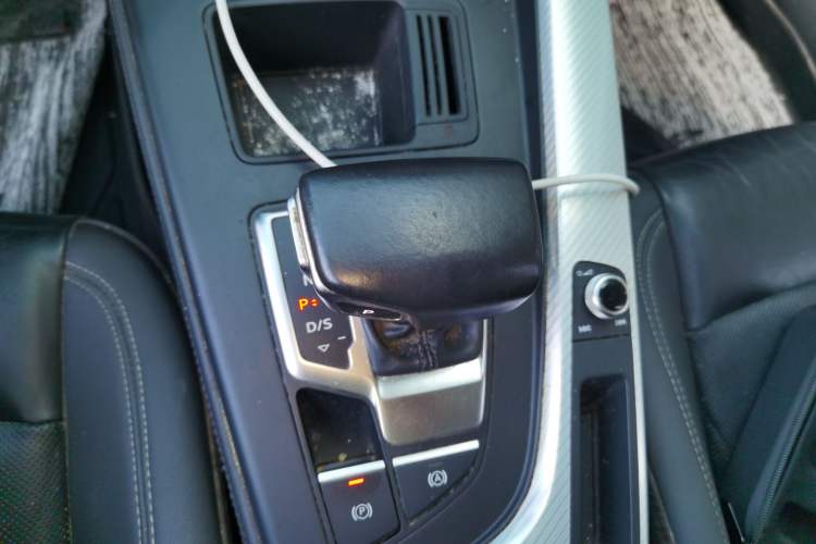 Used Audi A4L 2020 40 TFSI Fashionable and Elegant Model Gear Lever
