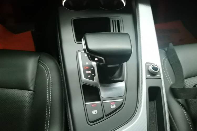 Used Audi A4L 2020 40 TFSI Fashionable and Elegant Model Gear Lever