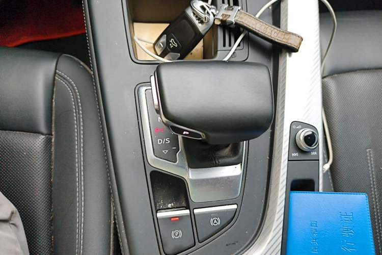 Used Audi A4L 2020 40 TFSI Fashionable and Elegant Model Gear Lever