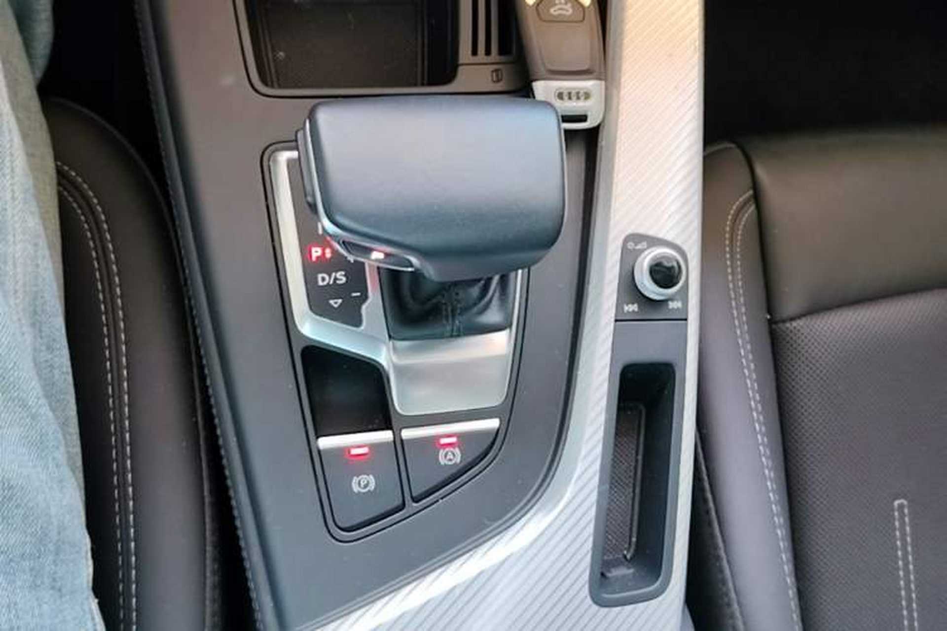 Used Audi A4L 2020 40 TFSI Fashionable and Elegant Model Gear Lever